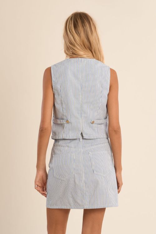 Chaleco de mujer corto, con estampado rayas.
