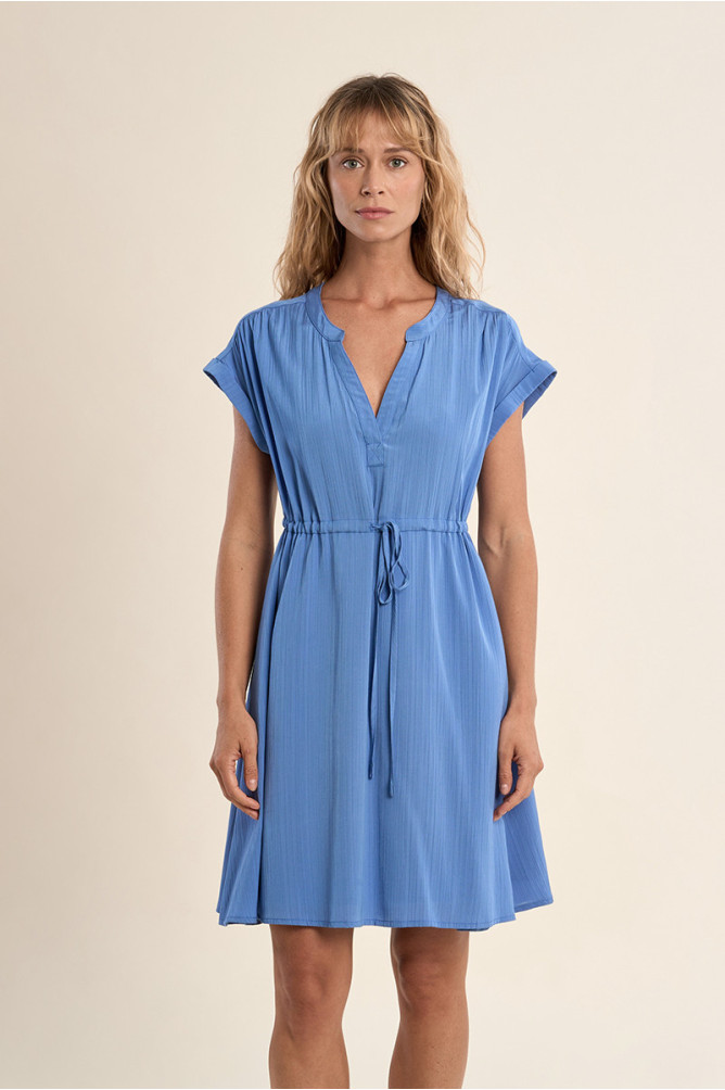 Robe courte, chemise