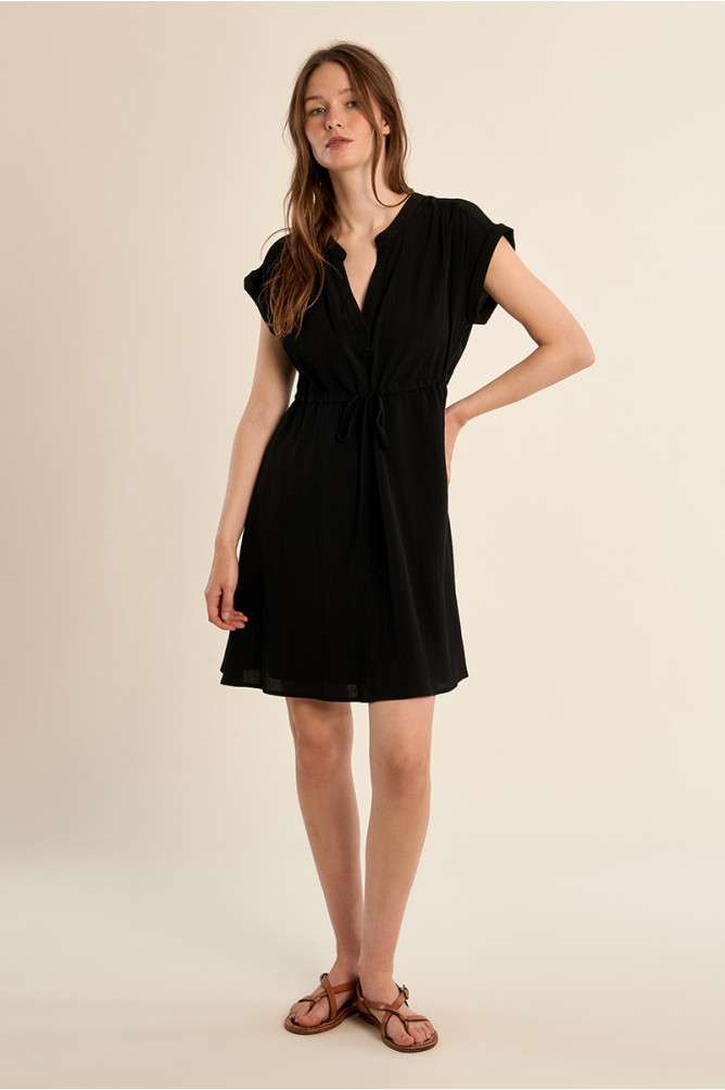 Vestido de manga corta, detalle lazada.