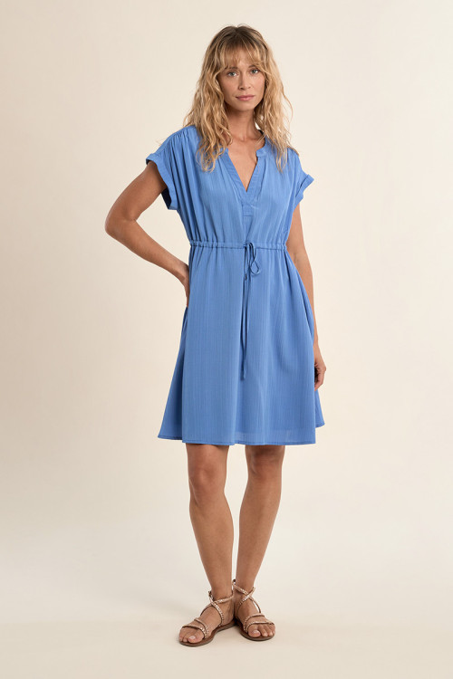 Vestido de manga corta, detalle lazada.