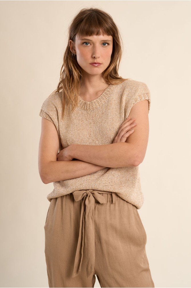Sleeveless knitted sweater, round neck