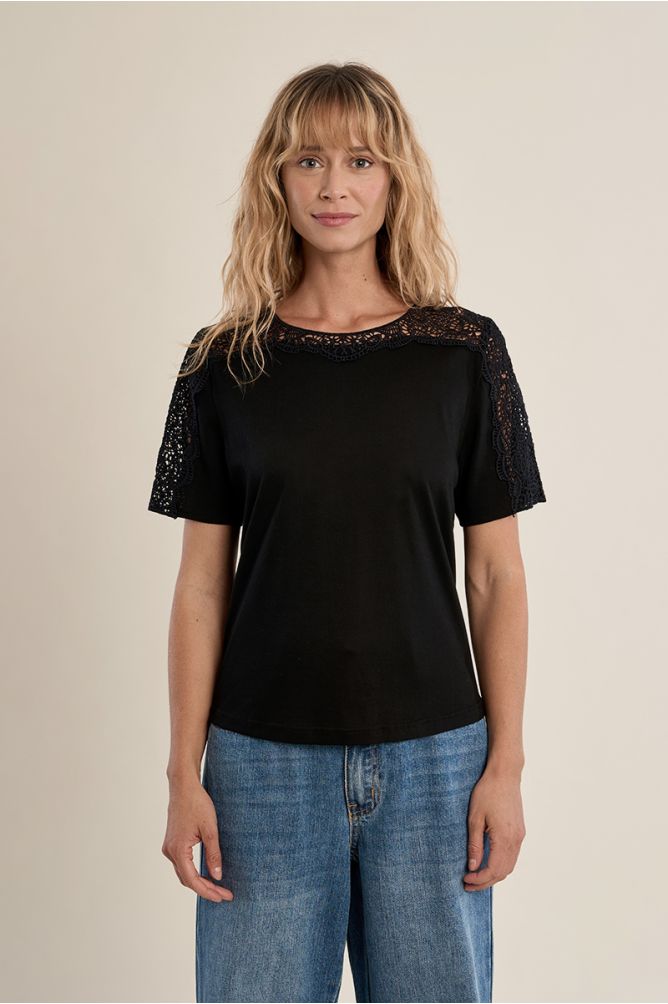Camiseta de mujer de manga corta, detalles bordados.
