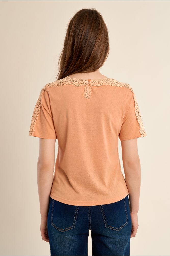 Camiseta de mujer de manga corta, detalles bordados.