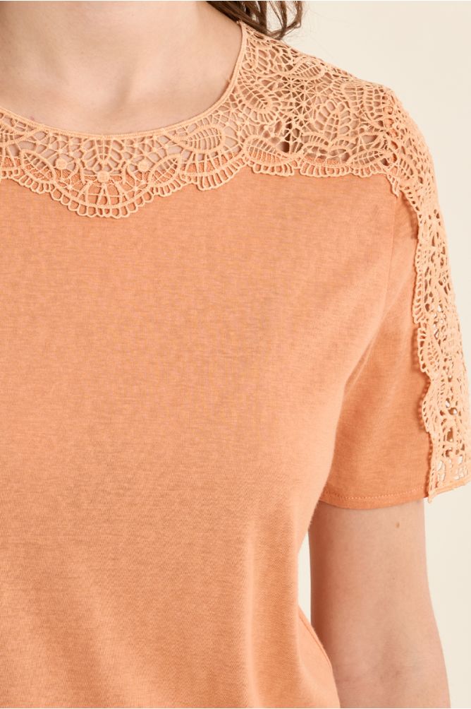 Camiseta de mujer de manga corta, detalles bordados.