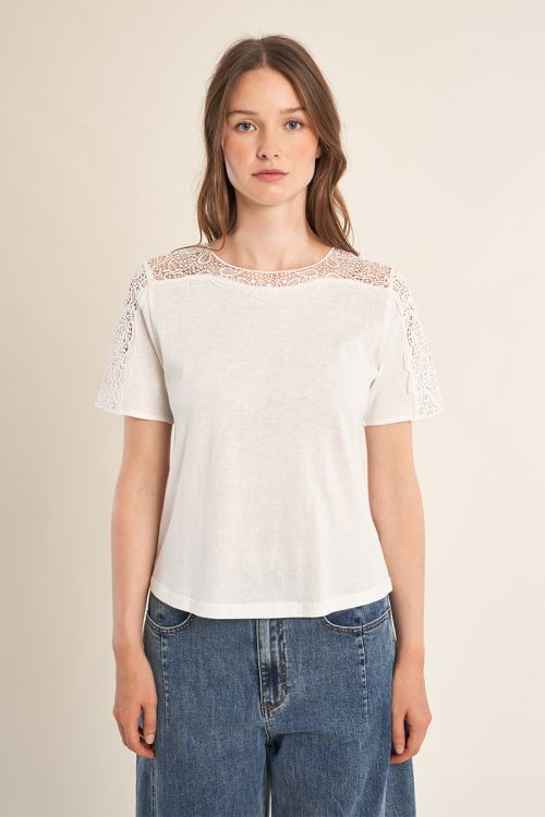 Camiseta de mujer de manga corta, detalles bordados.