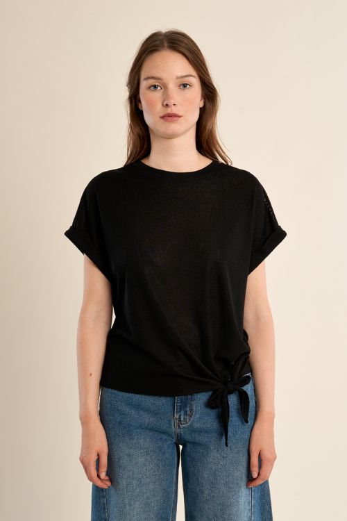 T-shirt noué, détail ajouré