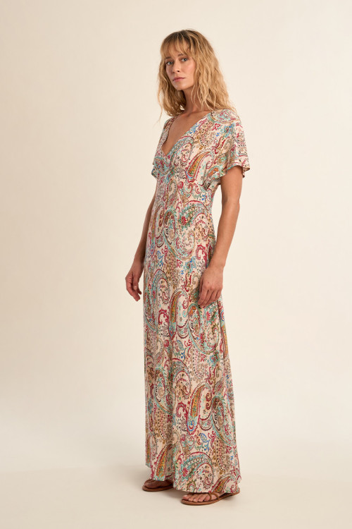 Vestido largo, de manga corta, con estampado.