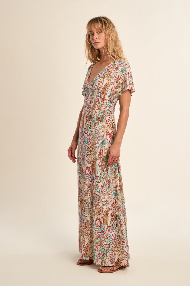 Vestido largo, de manga corta, con estampado.