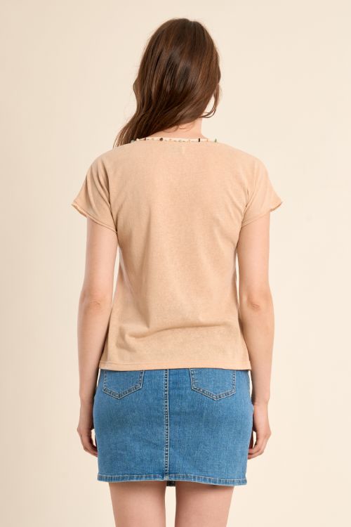 Camiseta de mujer de manga corta, detalle abalorios.