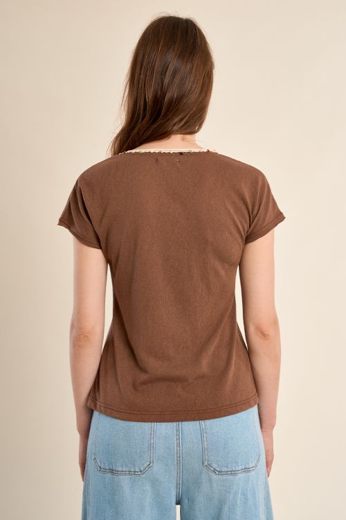 Camiseta de mujer de manga corta, detalle abalorios.