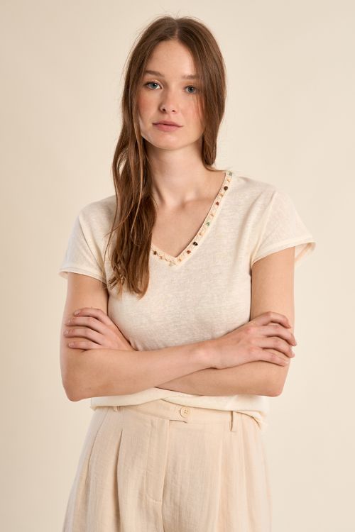T-shirt col V, avec broderie et perles