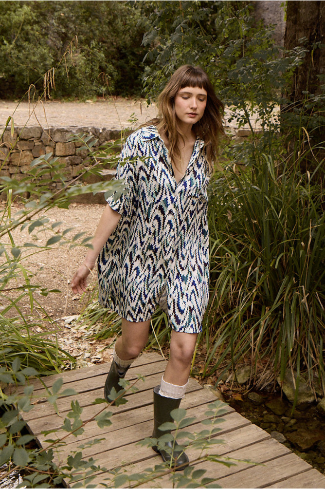 Vestido de manga corta, con estampado.