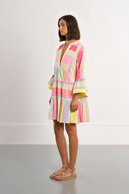 Vestido corto, de manga larga, multicolor.