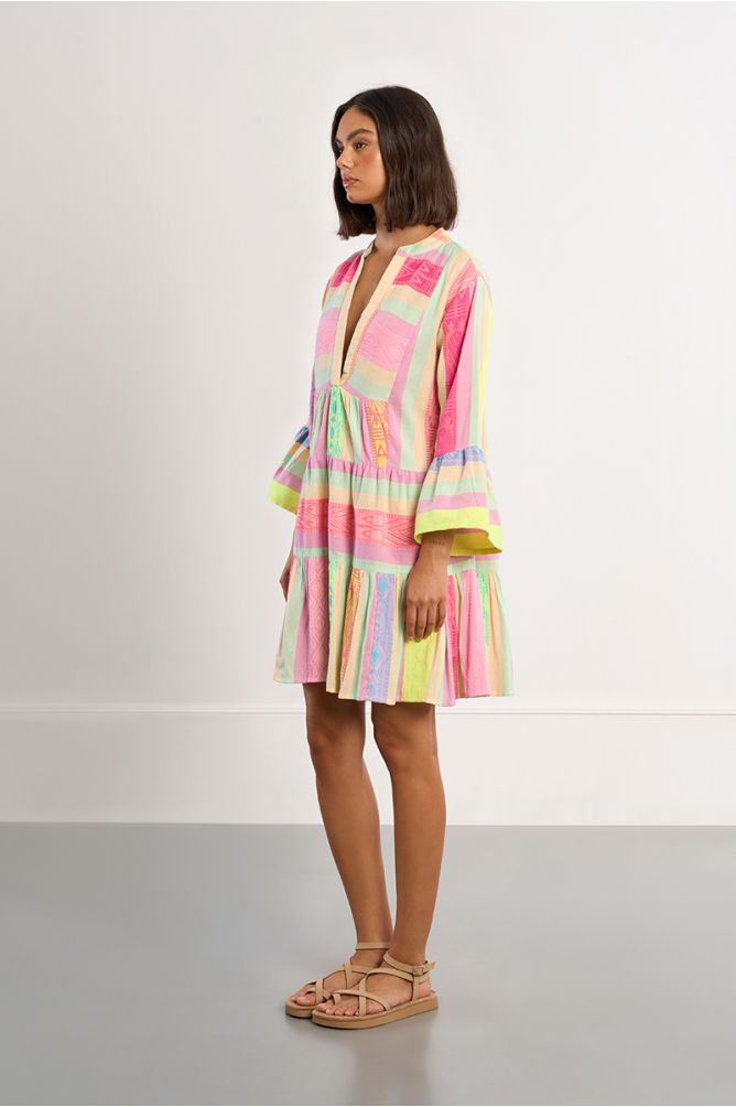Vestido corto, de manga larga, multicolor.