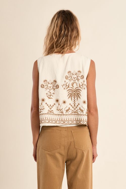 Chaleco de mujer con detalles bordados y lazada.