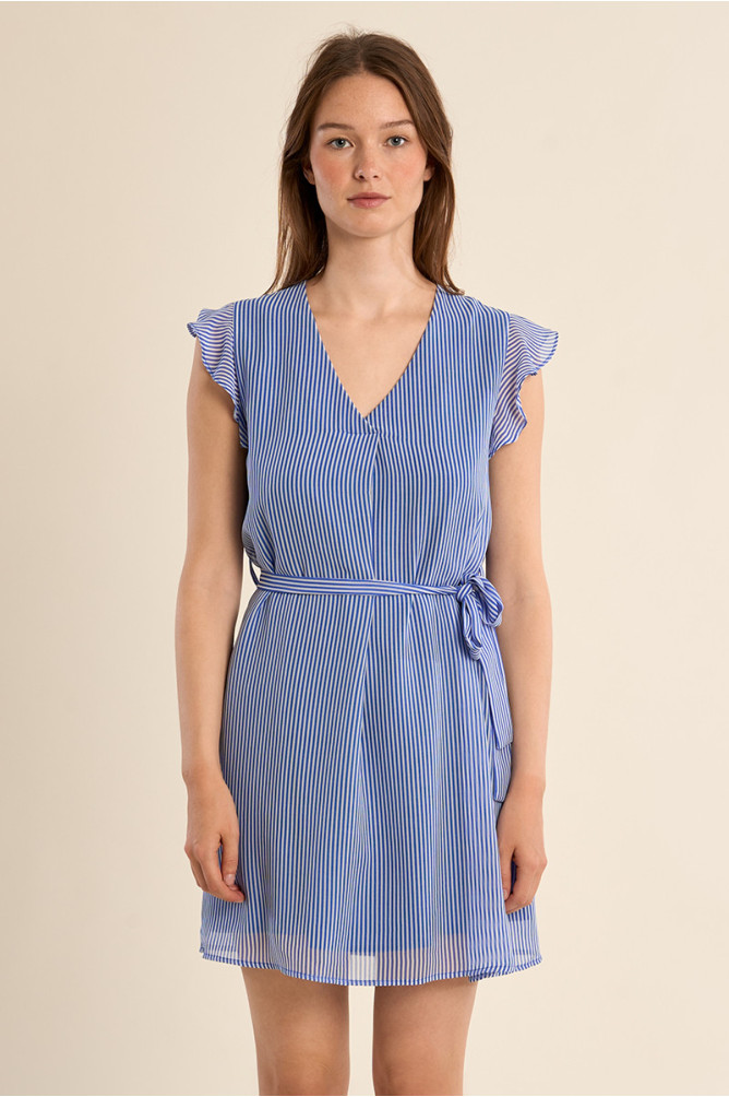 Vestido corto, con estampado y volantes.