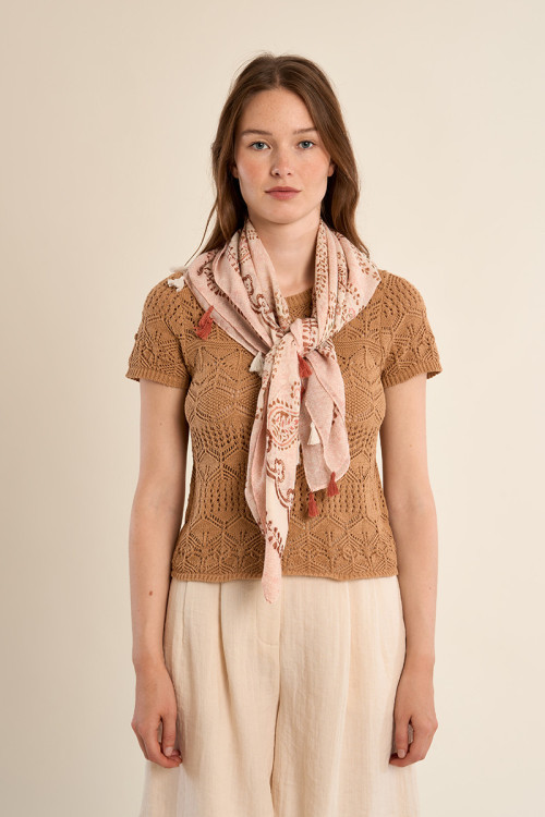 Pañuelo de mujer con estampado y borlas.