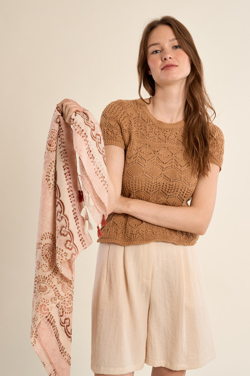 Pañuelo de mujer con estampado y borlas.