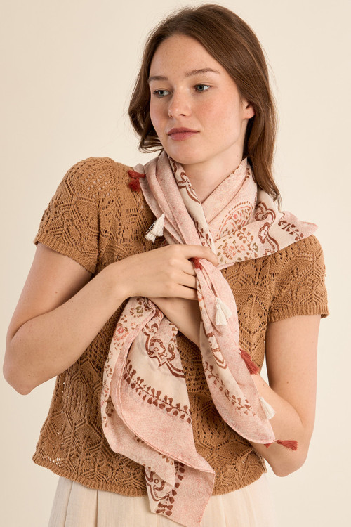 Pañuelo de mujer con estampado y borlas.