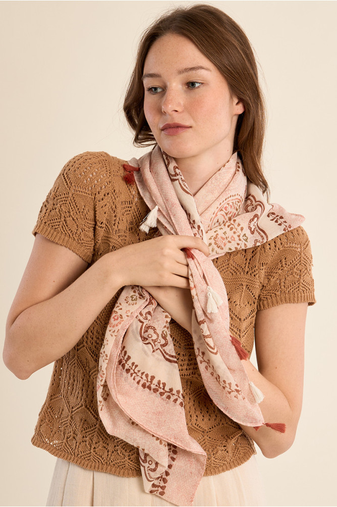 Pañuelo de mujer con estampado y borlas.