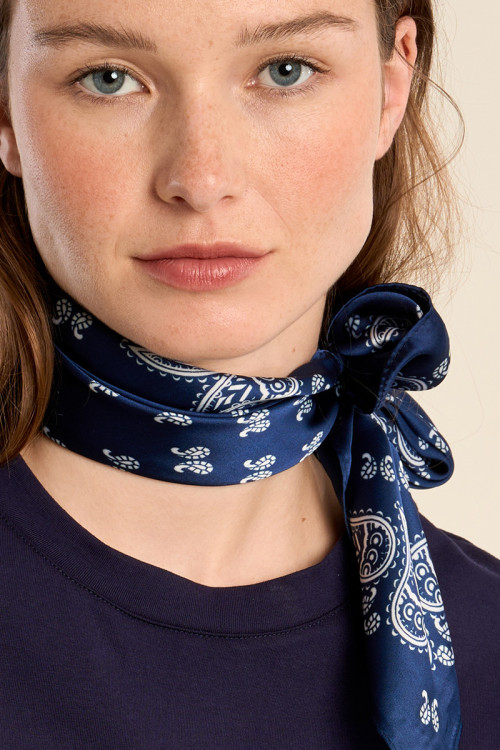Pañuelo de mujer con estampado paisley.