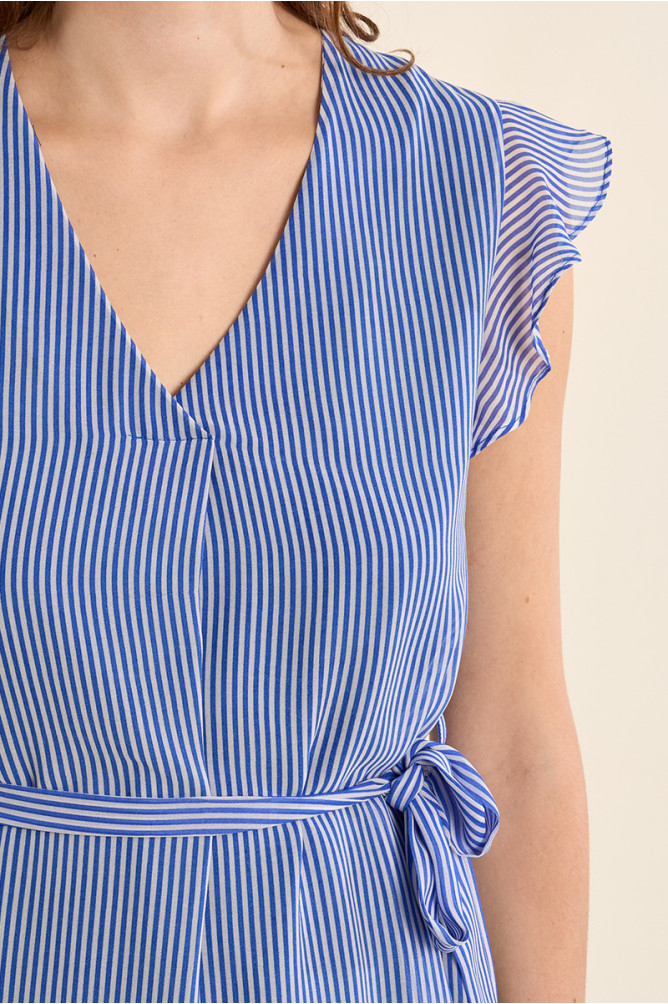 Vestido corto, con estampado y volantes.