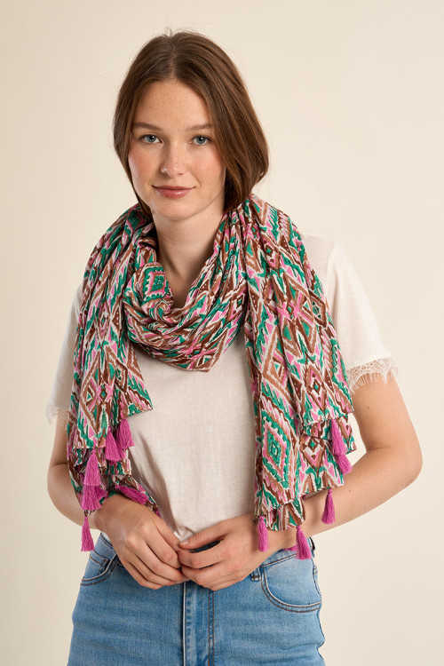 Pañuelo de mujer con estampado y borlas.