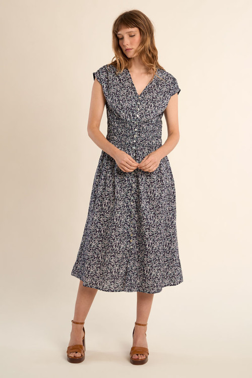 Vestido midi, de manga corta, con estampado.