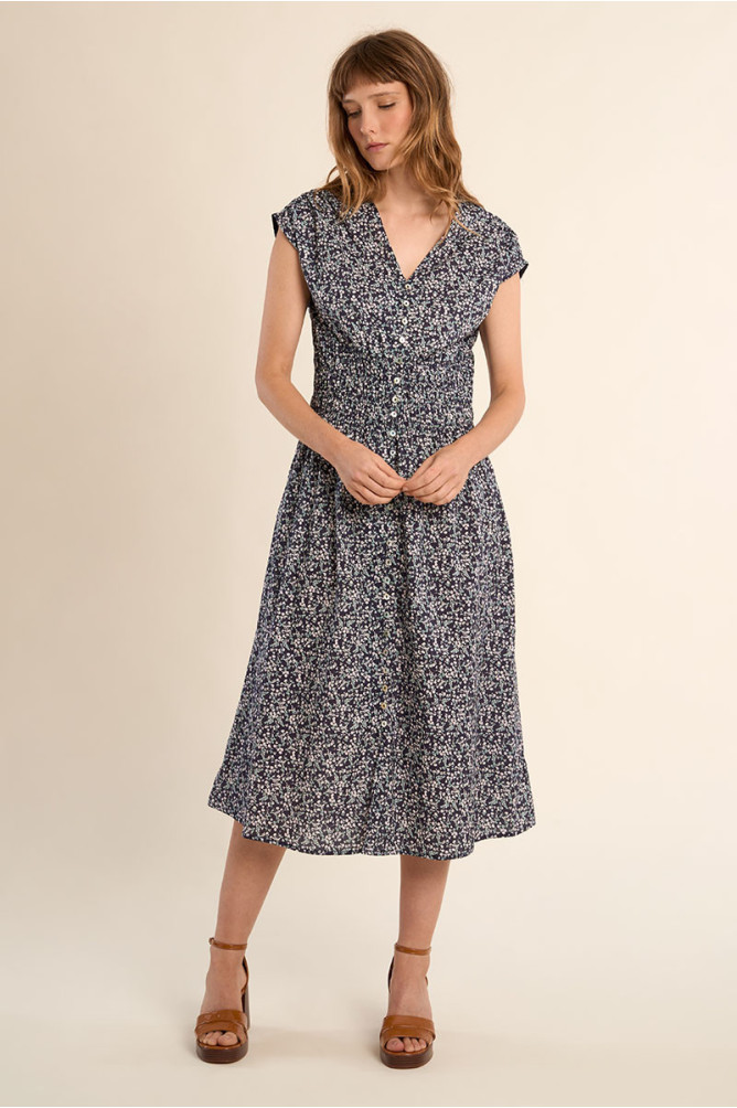 Vestido midi, de manga corta, con estampado.