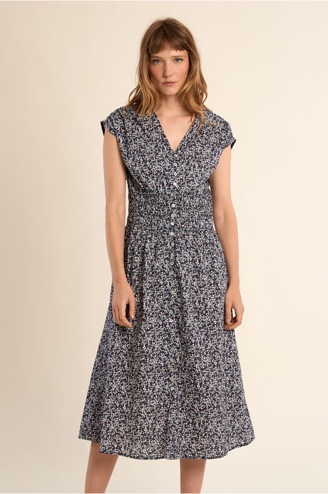 Vestido midi, de manga corta, con estampado.