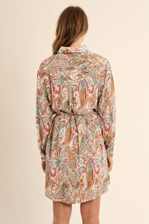 Vestido corto, de manga larga, con estampado.