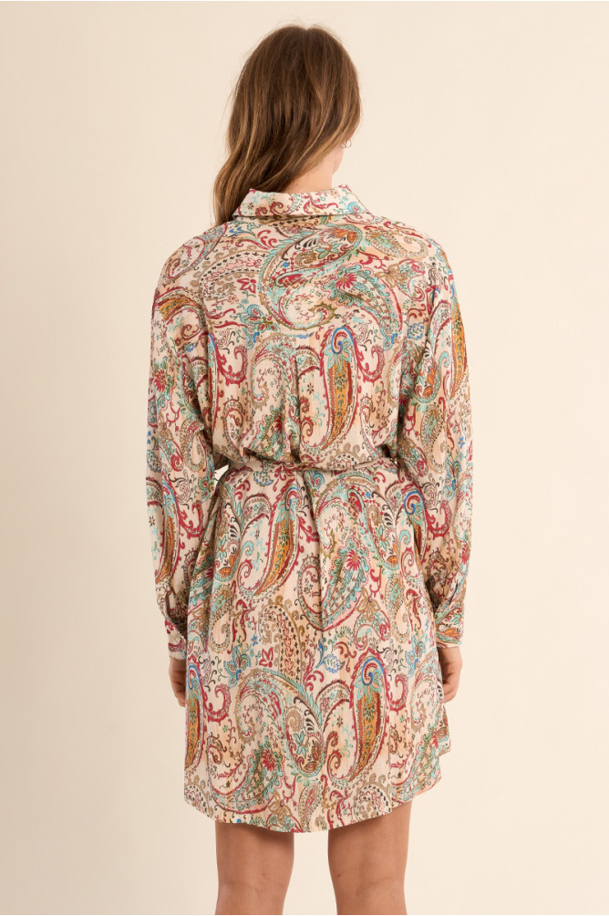 Vestido corto, de manga larga, con estampado.