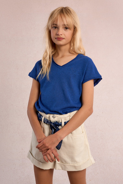 Camiseta de niña de manga corta, corazón bordado.