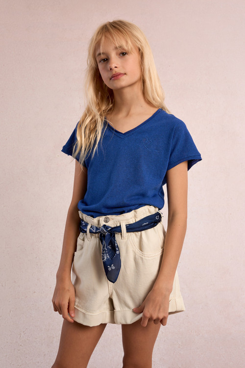 Camiseta de niña de manga corta, corazón bordado.