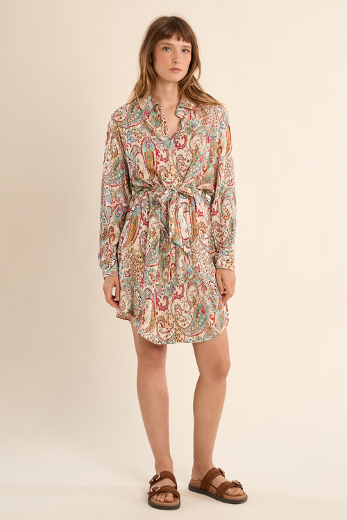 Vestido corto, de manga larga, con estampado.
