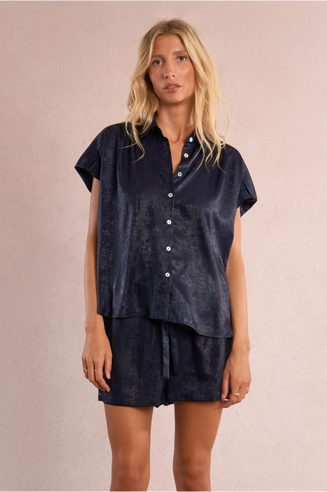 Camisa de mujer de manga corta, efecto satinado.