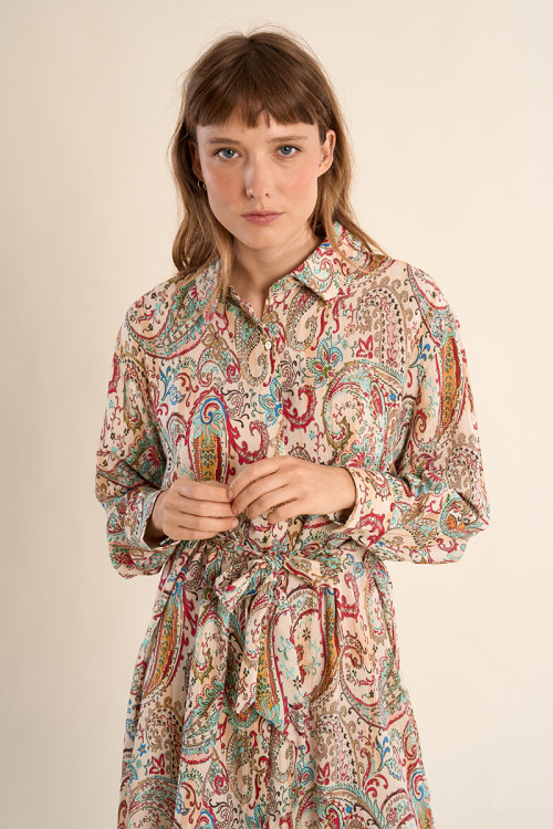 Vestido corto, de manga larga, con estampado.