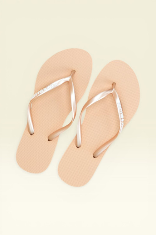 Chanclas de mujer de tiras finas, doradas.