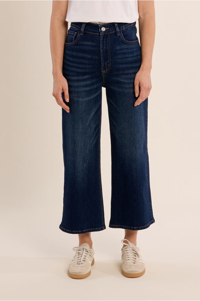 Wide-leg denim, cropped fit