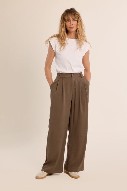 Pantalón de mujer largo, detalle pliegues.