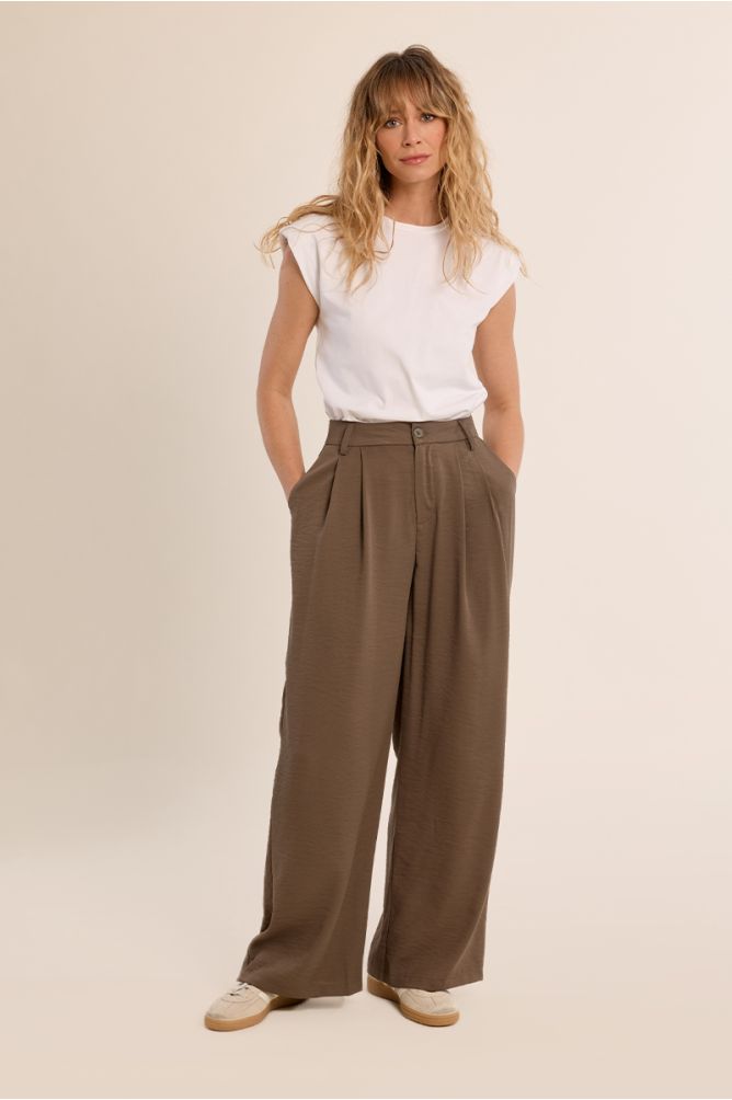 Pantalón de mujer largo, detalle pliegues.