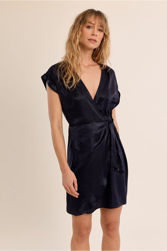 Vestido cruzado, satinado, con lazada.