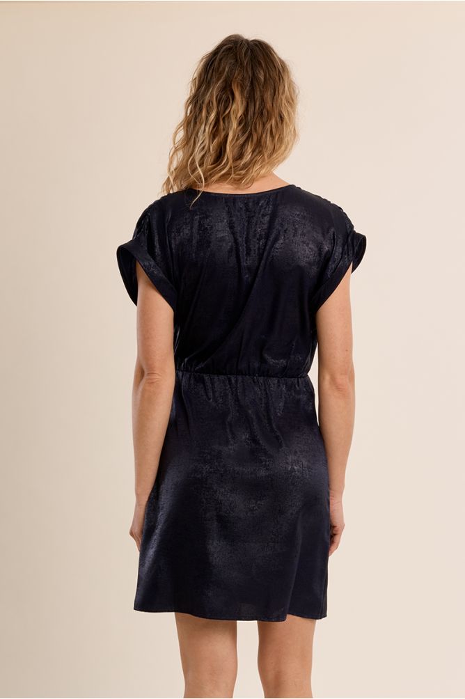 Vestido cruzado, satinado, con lazada.