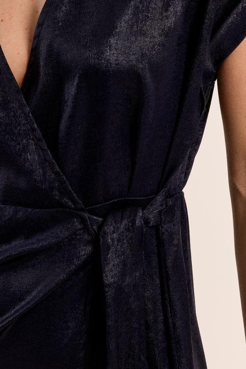 Vestido cruzado, satinado, con lazada.