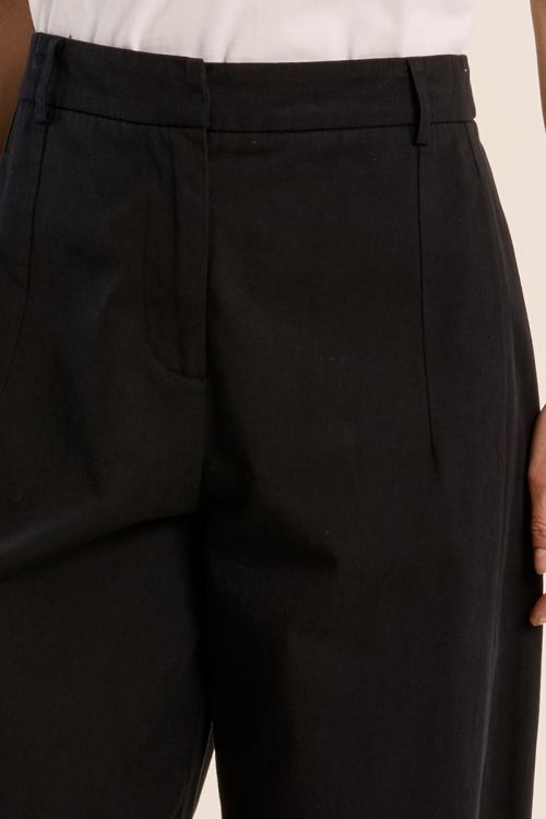 Pantalón de mujer tobillero, perneras anchas.