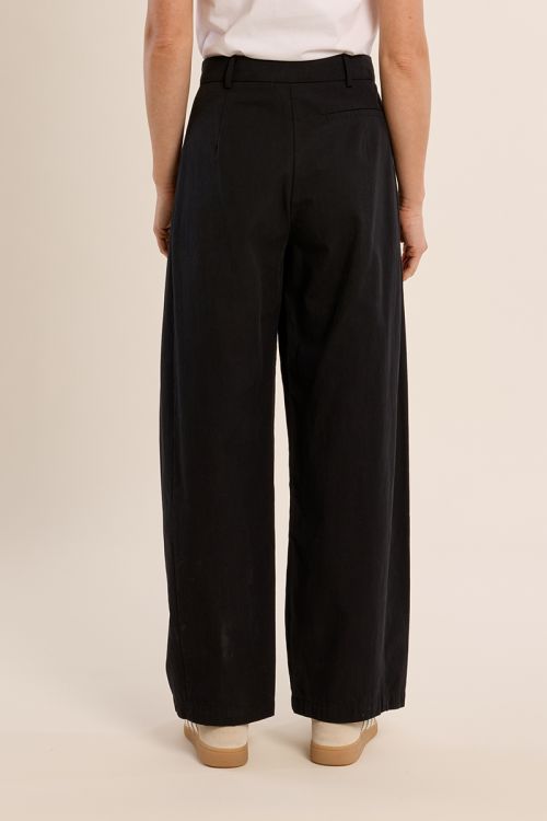 Pantalón de mujer tobillero, perneras anchas.