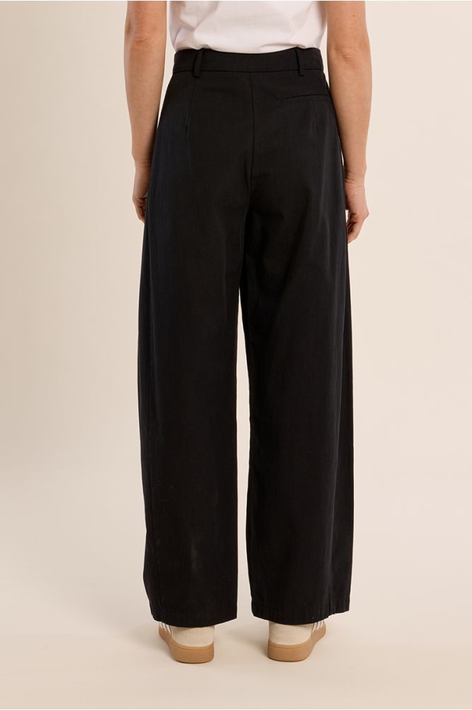 Pantalón de mujer tobillero, perneras anchas.