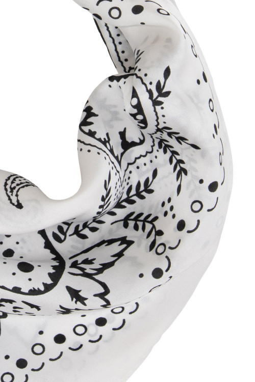Pañuelo de mujer con estampado paisley.