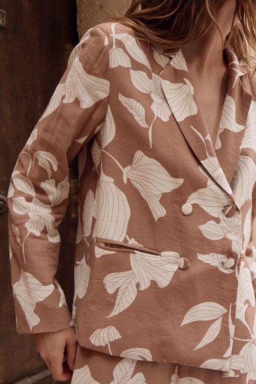 Blazer de mujer de doble botonadura y estampado.