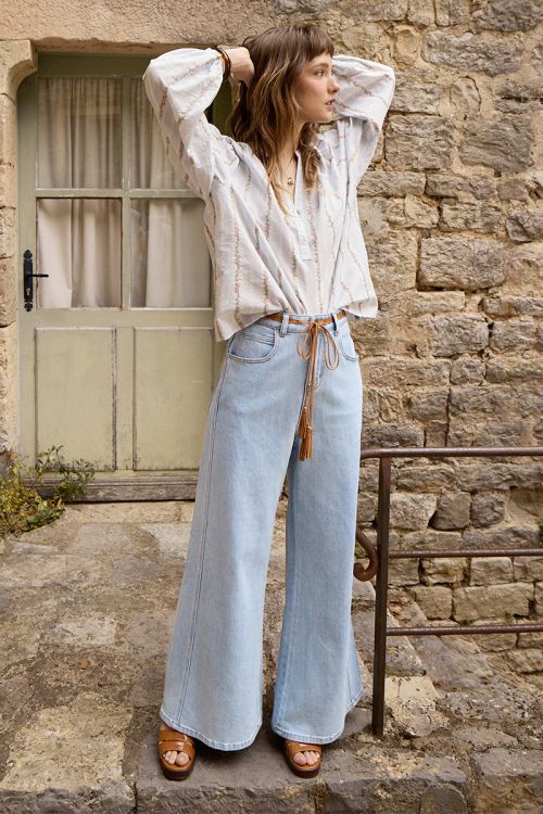 High-waisted and wide-waisted jeans